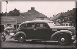 Bror Källströms bil, med gengasaggregat, mitt under brinnande kriget. Bilen en 39 års Plymouth.
